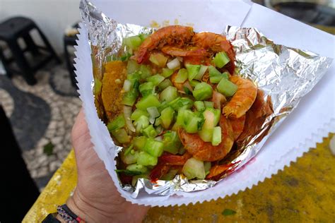   Acarajé: ¡Un manjar frito que te transporta con cada crujiente bocado a las playas de Salvador!