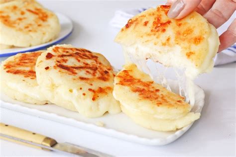  Arepas de Queso: Una explosión de sabor crujiente en la boca que se derrite con cada bocado!