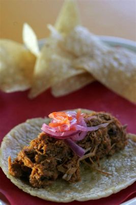  Cochinita Pibil: ¡Una explosión de sabor achiotado y carne suculenta que te transportará a San Cristóbal de las Casas!