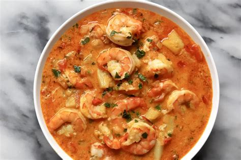  Moqueca de Camarão: Un viaje explosivo de sabores marinos con una dulce explosión cítrica!