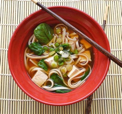  ¿Sabías que la sopa de fideos con espinacas y tofu puede ser un festín para el alma y un bálsamo para el cuerpo?