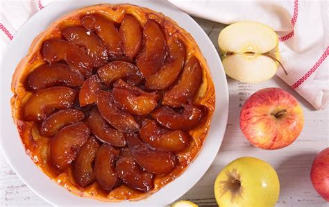  Tarte Tatin: Un postre irresistible que combina una crosta crujiente con manzanas acarameladas en un baile dulce y ácido