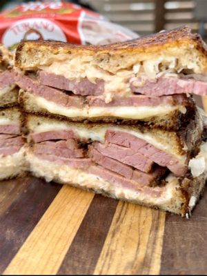  ¡El Reuben Sandwich: Un deleite cargado de sabor ahumado y frescura crujiente!