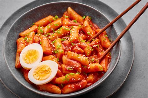  Tteokbokki: ¡Un plato picante y pegajoso que te conquistará con su textura irresistible!